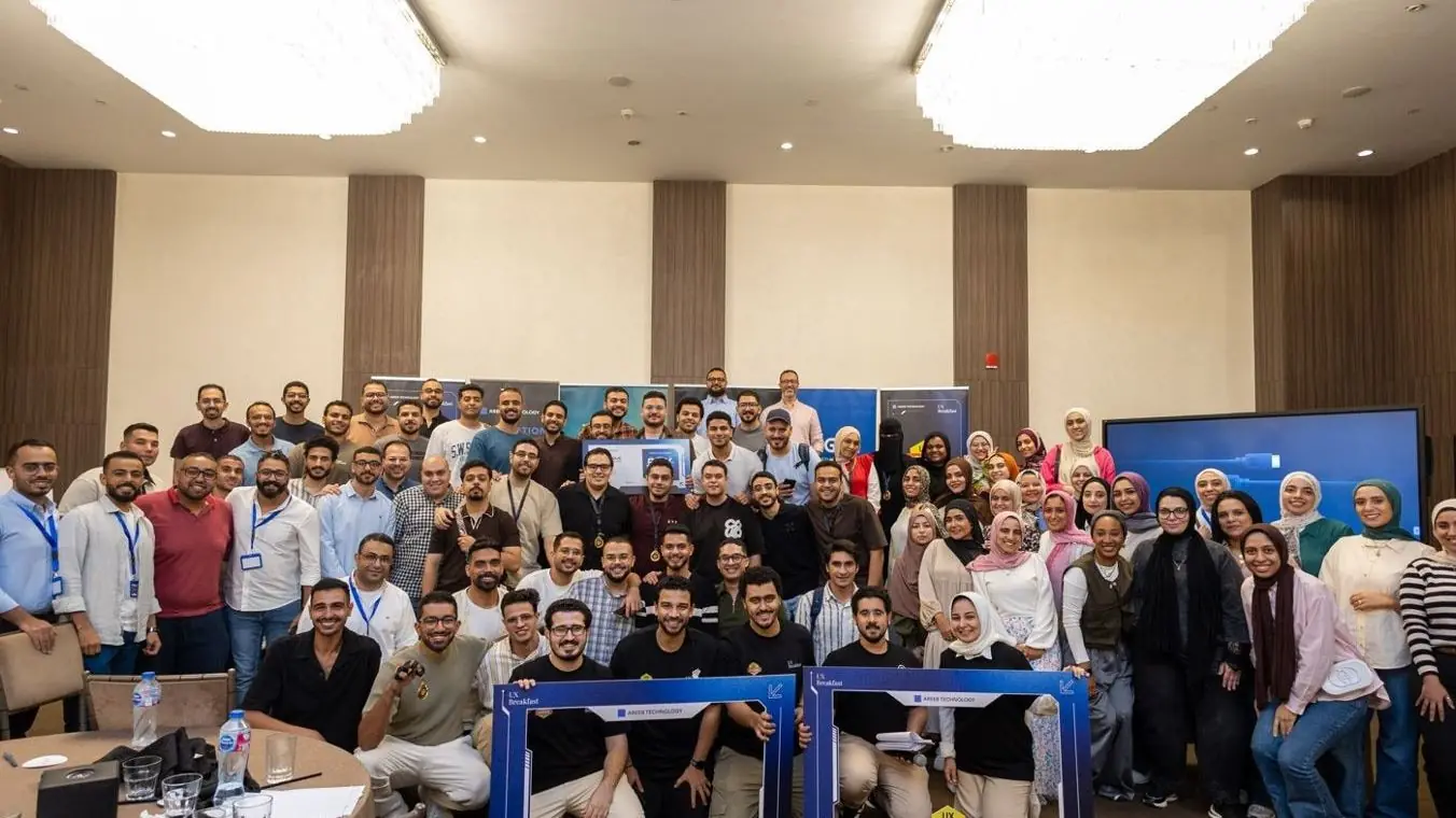 UX Breakfast participants, mentors and organisers in a hotel hall, about a hundred people posing together.